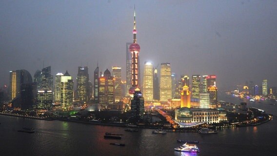 Shanghai bei Nacht  Foto: NIU YIXIN