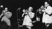 Dizzy Gillespie, Roy Eldridge und Clark Terry spielen Trompete auf einer Bühne. © picture alliance / brandstaetter images/Votava Foto:  Votava