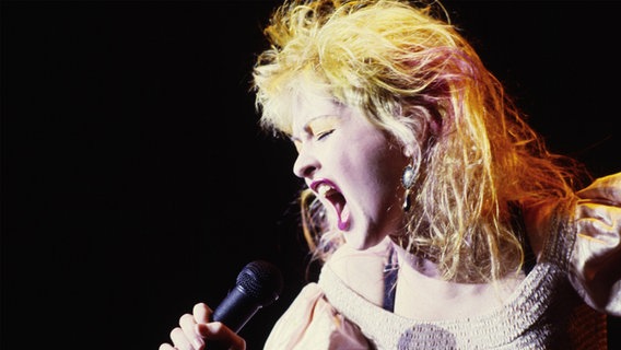 Cyndi Lauper singt leidenschaftlich. Cyndi Lauper singt leidenschaftlich. © IMAGO / United Archives