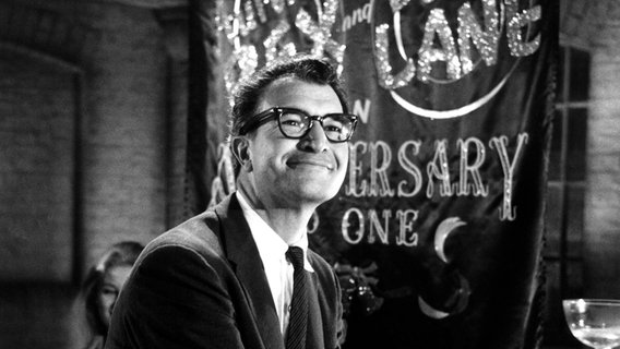 Ein Schwarz-Weiß-Foto von einem lächelnden Mann mit Brille. © picture alliance / Everett Collection | Courtesy Everett Collection Foto: Unbekannt
