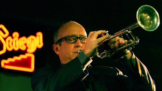 Dave Douglas spielt mit geschlossenen Augen Trompete. © Manfred Siebinger Foto: Manfred Siebinger