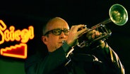 Dave Douglas spielt mit geschlossenen Augen Trompete. © Manfred Siebinger Foto: Manfred Siebinger
