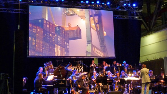 Die NDR Bigband spielt auf dem Elbjazz Festival ihre Hafensinfonie © NDR.de 