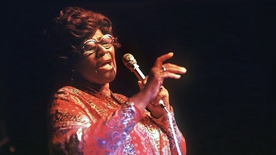 Die US-amerikanische Jazz-Sängerin Ella Fitzgerald Die US-amerikanische Jazz-Sängerin Ella Fitzgerald © picture-alliance / dpa Foto: Horst Ossinger