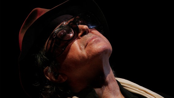 Gato Barbieri mit geschlossenen Augen. © picture alliance / AP Photo | Ramon Espinosa Foto: Ramon Espinosa