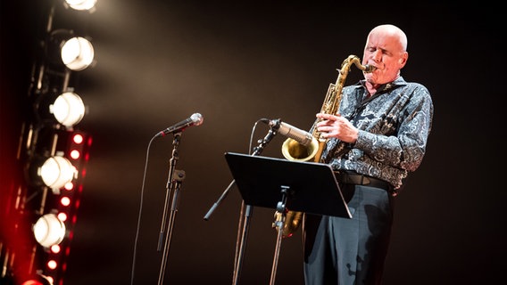 Gebhard Ullmann spielt Tenorsaxofon. © picture alliance/dpa | Sina Schuldt Foto: Sina Schuldt