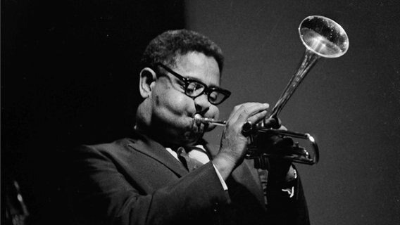 Dizzy Gillespie spielt Trompete. © picture alliance / ASSOCIATED PRESS Foto: Frank C. Curtin