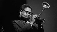 Dizzy Gillespie spielt Trompete. © picture alliance / ASSOCIATED PRESS Foto: Frank C. Curtin