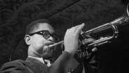 Der junge Dizzy Gillespie spielt Trompete. © picture alliance / Glasshouse Images | Circa Images Foto: William P. Gottlieb