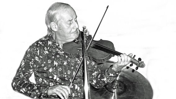 Stéphane Grappelli spielt Geige. © picture alliance / Heritage Images | Jazz Services 