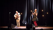 Der Gitarrist Balint Gyémánt und die Sängerin Veronica Harcsa stehen auf einer Bühne und spielen Musik. © Tore Sætre 2017, Lizenz: https://www.wikidata.org/wiki/Q18199165 Foto: Tore Sætre