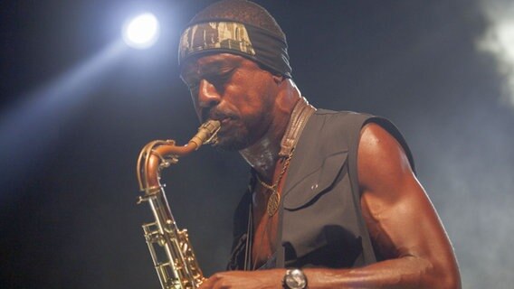 Shabaka Hutchings spielt das Saxofon. © picture alliance / Pacific Press Foto: Carlo Vergani