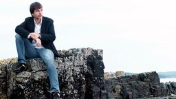 Der Jazz-Pianist Jan Lundgren sitzt auf einem Felsen am Meer. Der Jazz-Pianist Jan Lundgren sitzt auf einem Felsen am Meer. Foto: Thomas Schloemann