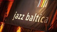 Fahne mit dem Schriftzug der JazzBaltica © dpa - Bildfunk Foto: Malte Christians