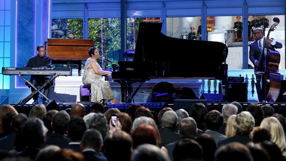 Herbie Hancock und Aretha Franklin performen gemeinsam auf einer Bühne im Weißen Haus, Washington. © Pool / ABACAPRESS / picture alliance Foto: Aude Guerrucci