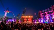 Ein Blick über das Publikum auf die Hauptbühne des Elbjazz Festivals 2023 am Abend © Imago Images / Funke Foto Services Foto: Marcelo Hernandez