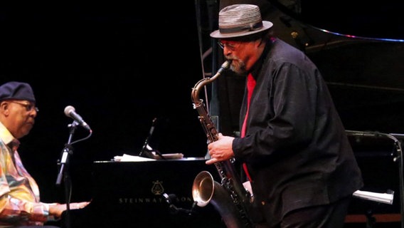 Der Saxofonist Joe Lovano und der Pianist Chucho Valdes auf einer Bühne. © picture alliance / dpa Foto: J.L.Cereijido
