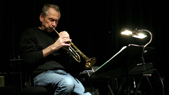 Der Komponist Jon Hassell spielt Trompete auf der Bühne des Jazzfest Berlin, 2006. Der Komponist Jon Hassell spielt Trompete auf der Bühne des Jazzfest Berlin, 2006. © BriganiArt/Bartill