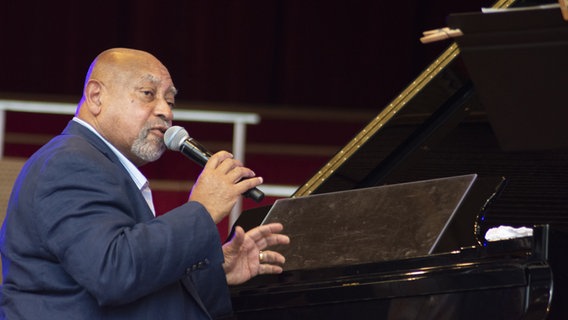 Kenny Barron sitzt am Flügel und spricht über ein Mikrofon zum Publikum. © picture alliance / ZUMAPRESS.com | Karen I. Hirsch Foto: Karen I. Hirsch