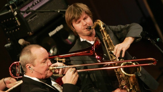 Der Posaunist Nils Landgren und der Saxofonist Magnus Lindgren spielen gemeinsam bei einem Konzert in Berlin 2007. © POP-EYE/Peng 