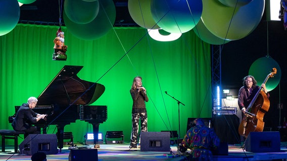 Das Trio von Lauren Newton (Gesang), Joëlle Léandre (Bass) und Myra Melford (Piano) während eines Konzertes auf dem Moers-Festival. © picture-alliance / dpa | Bernd Thissen Foto: Bernd Thissen