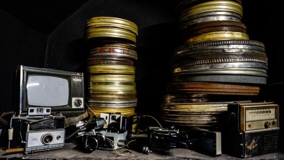 Ein alter Fernseher und eine Ansammlung alter Filmrollen und Kameras. © Adam Kliczek, http://memoriesstay.com (CC-BY-SA-3.0) Foto: Adam Kliczek