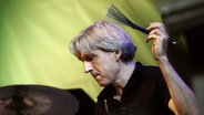 Der schwedische Jazz-Schlagzeuger Magnus Öström spielt das Schalgzeug mit Besen © dpa | Robert Ghement Foto: Robert Ghement