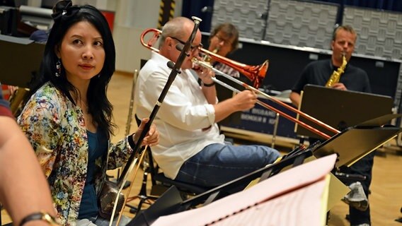 Die chinesische Solistin Ma Xiaohui bei der Probe mit der NDR Bigband am 13.08.2012 in Hamburg. © NDR Foto: Philip Artus