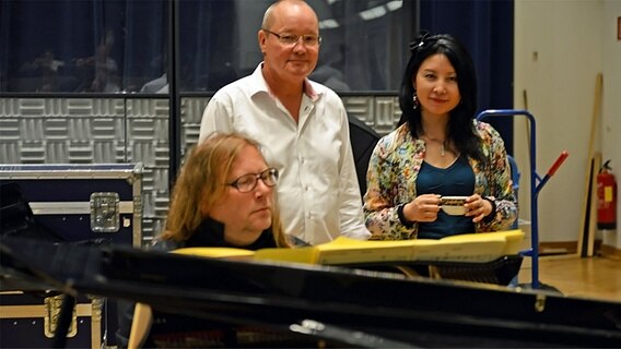 Der Pianist Vladyslav Sendecki, Posaunist Nils Landgren und Erhu-Spielerin Ma Xiaohui bei der Probe mit der NDR Bigband am 13.08.2012 in Hamburg. © NDR Foto: Philip Artus