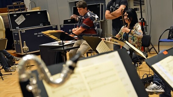 Der Pianist Vladyslav Sendecki, Posaunist Nils Landgren und Erhu-Spielerin Ma Xiaohui bei der Probe mit der NDR Bigband am 13.08.2012 in Hamburg. © NDR Foto: Philip Artus