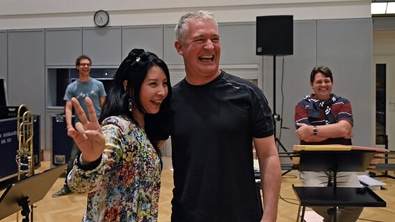 Posaunist Dan Gottshall und Erhu-Spielerin Ma Xiaohui bei der Probe mit der NDR Bigband am 13.08.2012 in Hamburg. © NDR Foto: Philip Artus
