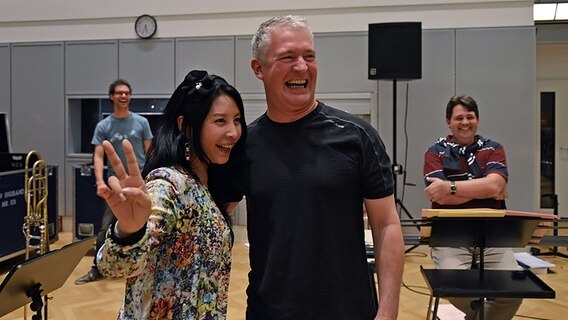 Posaunist Dan Gottshall und Erhu-Spielerin Ma Xiaohui bei der Probe mit der NDR Bigband am 13.08.2012 in Hamburg. © NDR Foto: Philip Artus