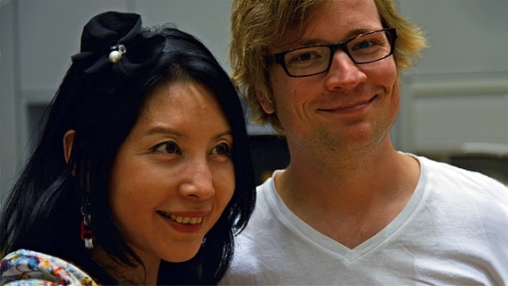 Posaunist Klaus Heidenreich und Erhu-Spielerin Ma Xiaohui bei der Probe mit der NDR Bigband am 13.08.2012 in Hamburg. © NDR Foto: Philip Artus