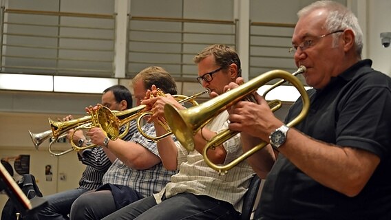 Die Trompeter Claus Stötter, Thorsten Benkenstein, Ingolf Burkhardt und Reiner Winterschladen bei der Probe mit der NDR Bigband und Ma Xiaohui am 13.08.2012 in Hamburg. © NDR Foto: Philip Artus