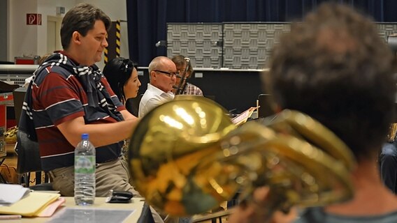 Proben im Studio 1 der NDR Bigband mit Jörg Achim Keller, Ma Xiaohui, Nils Landgren, Lutz Büchner und anderen, am 13.08.2012 in Hamburg. © NDR Foto: Philip Artus