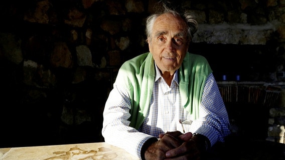 Der Pianist und Filmkomponist Michel Legrand lächelt in die Kamera. Der Pianist und Filmkomponist Michel Legrand lächelt in die Kamera. © picture alliance / dpa Foto: Vrel Valérie