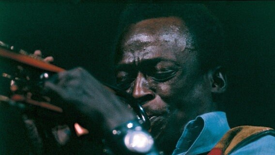 Der amerikanische Jazz-Trompeter Miles Davis auf der Bühne 1964 © picture alliance/IMAGNO/Franz Hubmann Foto: Franz Hubmann