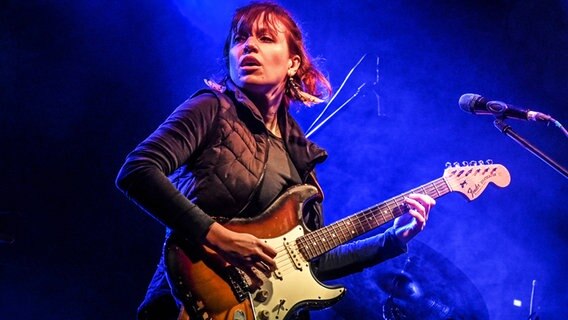 Gitarristin, Sängerin und Komponistin Monika Roscher spielt Gitarre © IMAGO / Rudolf Gigler Foto: Rudolf Gigler