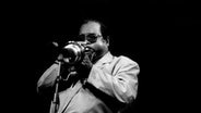 Ein Schwarz-Weiß-Foto von einem Trompete spielenden Mann mit Sonnenbrille © picture alliance / Heritage Images | Jazz Services Foto: picture alliance / Heritage Images | Jazz Services