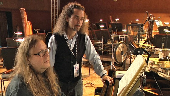 Komponist und Arrangeur Wolf Kerschek (rechts) mit Pianist Vladyslav Sendecki vor dem NDR Bigband Konzert in Polen (2011) © NDR/ Ralph Baudach 