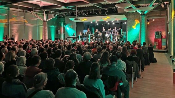 Die NDR Bigband zusammen mit einer Schulband bei einem Konzert in Hameln © NDR Foto: NDR Kultur