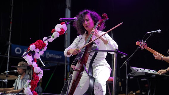 Eine Frau spielt E-Cello auf einer Bühne. © CordonPress Foto: CordonPress
