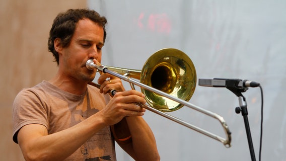 Nils Wogram spielt Posaune. © picture alliance | Michael Debets Foto: Michael Debets