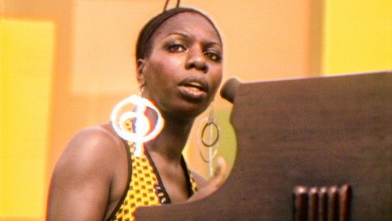 Jazzsängerin und -pianistin Nina Simone am Flügel © picture alliance / ASSOCIATED PRESS 