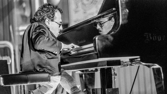 Michel Petrucciani während eines Konzertes auf dem Montreux Jazzfestival im Jahr 1983. © picture alliance/KEYSTONE | STR 