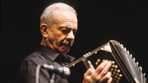 Astor Piazzolla spielt das Akkordeon bei einem Liveauftritt. © Picture Alliance / Jazz Archiv Foto: Hardy Schiffer