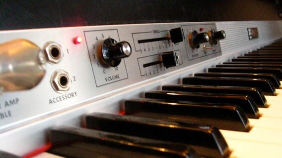 Die Amaturen und die Tastatur eines Rhodes-E-Pianos. © CC BY 2.0 DEED (https://creativecommons.org/licenses/by/2.0/deed.en) Foto: Jason Lander (https://www.flickr.com/people/8566600@N07)