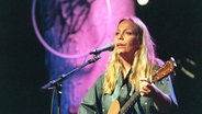 Rickie Lee Jones singt und spielt Gitarre © dpa - Fotoreport Foto: Keystone Aviolat