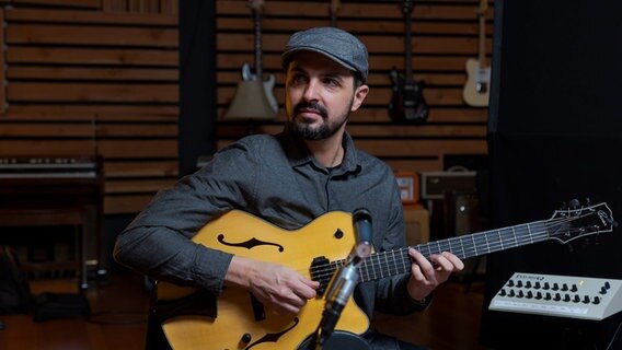 Romain Pilon mit E-Gitarre. © Bartana & Fernandez 