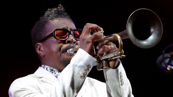 Roy Hargrove spielt Trompete. © picture alliance/AP Photo | Claude Paris Foto: Claude Paris